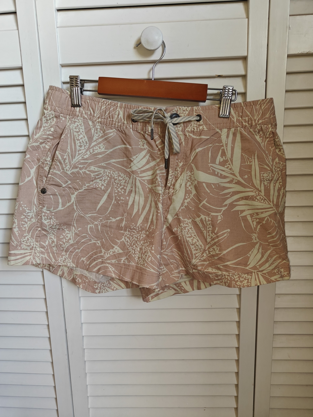 Vuori Women's Ripstop Shorts with a pink & cream tropical rainforest Small